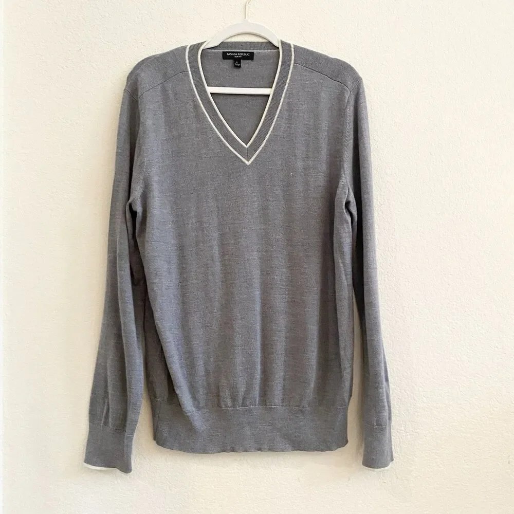 Banana Republic Men’s V-neck Slim Fit Merino Wool Gray Sweater‎ Large